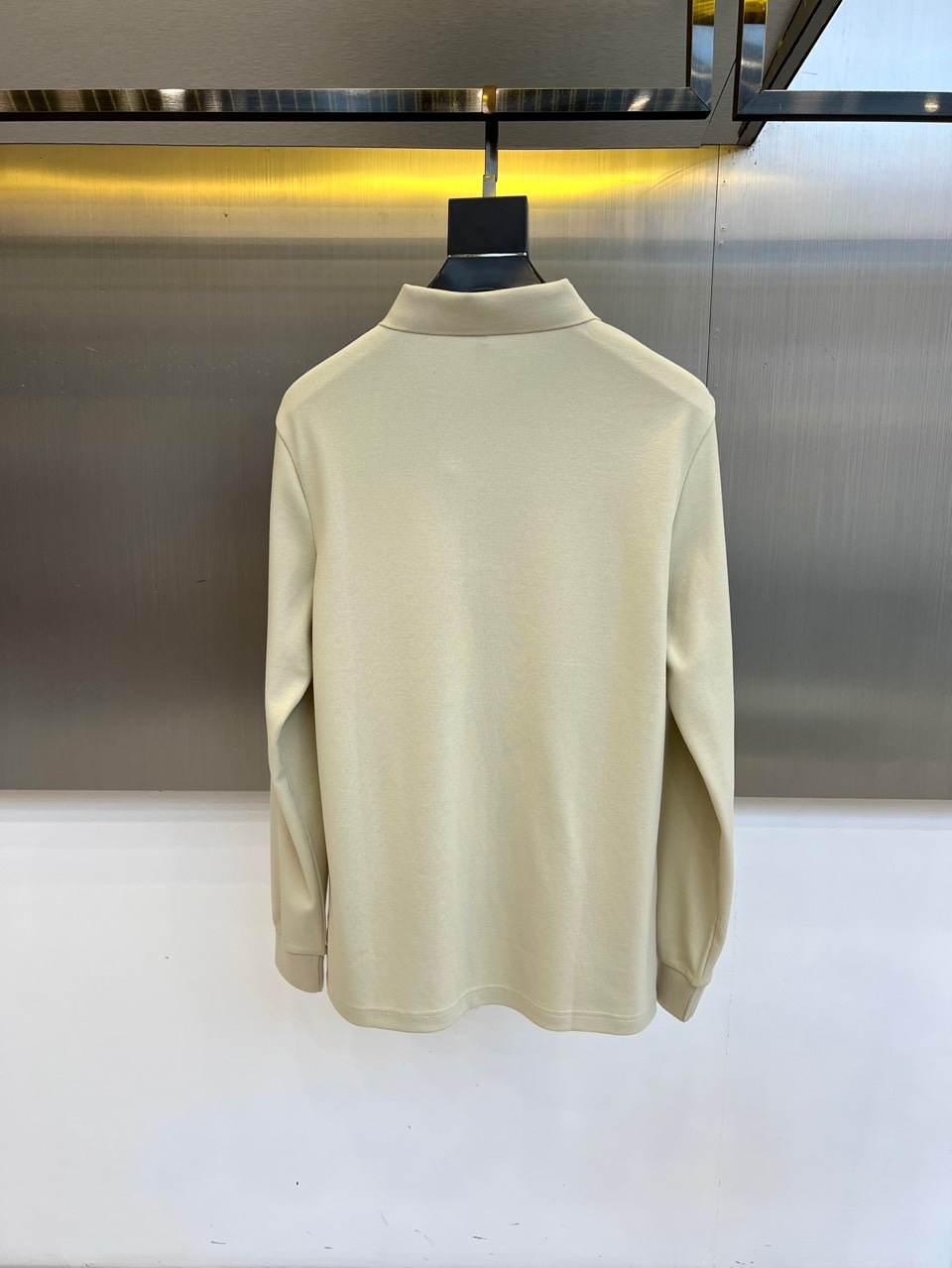 BUR巴宝莉、 2025秋冬新品长袖Polo衫，以经典翻领设计诠释现代英伦美学。领口配备三粒珠光白纽扣，