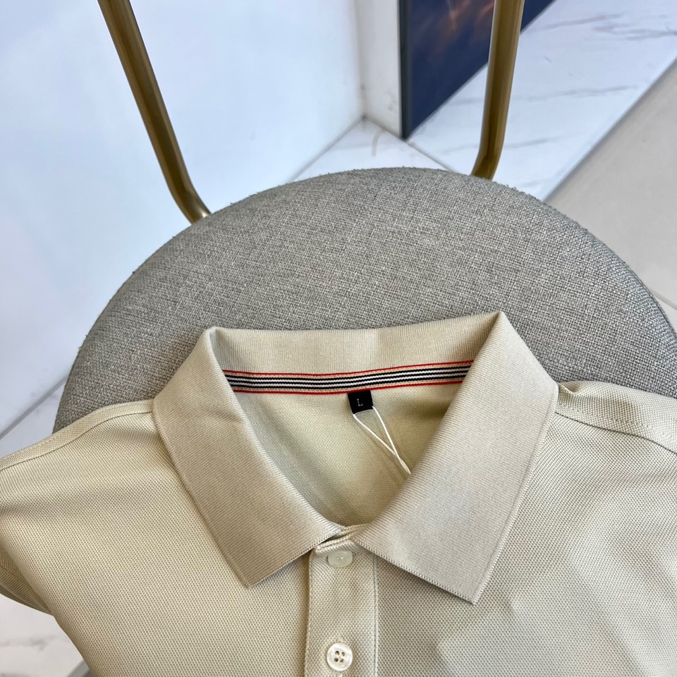 BUR巴宝莉、 2025秋冬新品长袖Polo衫，以经典翻领设计诠释现代英伦美学。领口配备三粒珠光白纽扣，