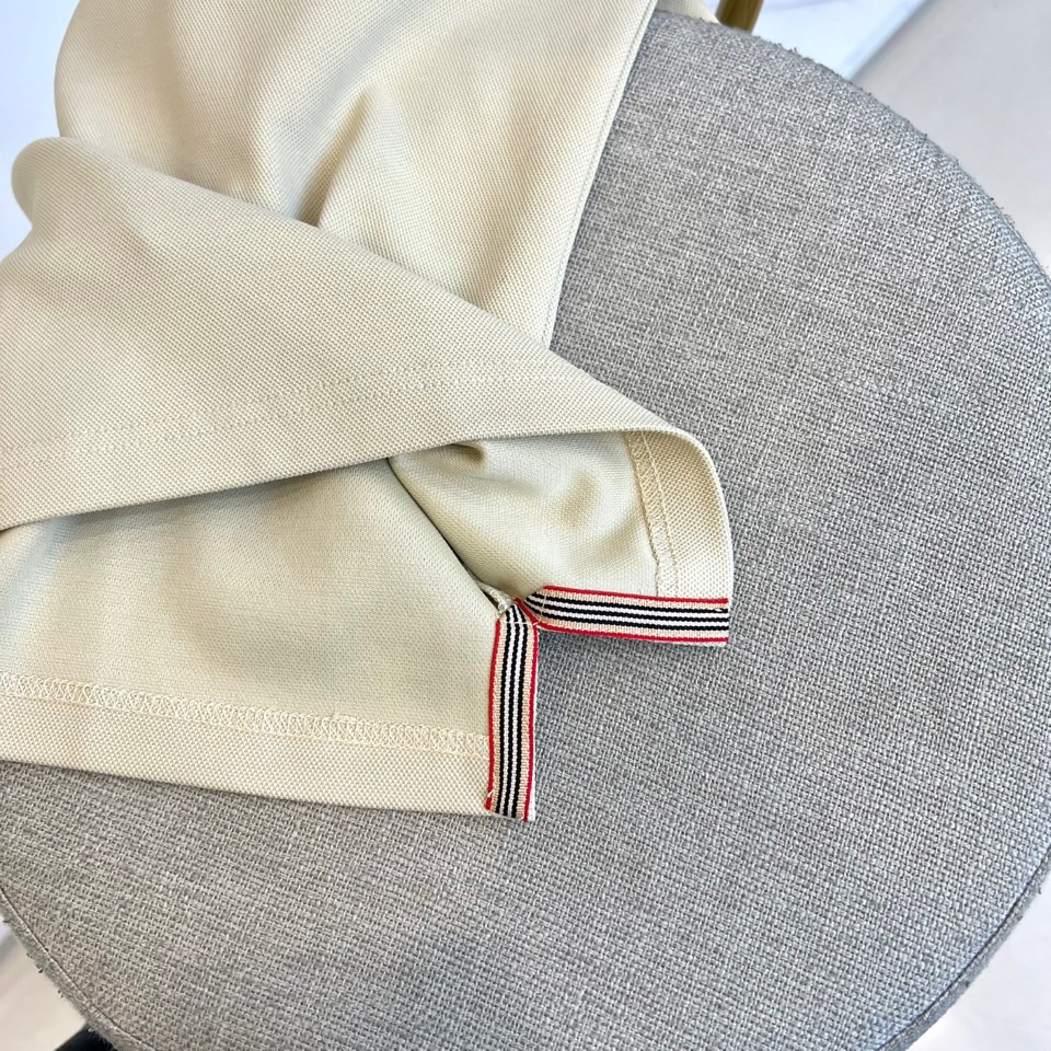 BUR巴宝莉、 2025秋冬新品长袖Polo衫，以经典翻领设计诠释现代英伦美学。领口配备三粒珠光白纽扣，