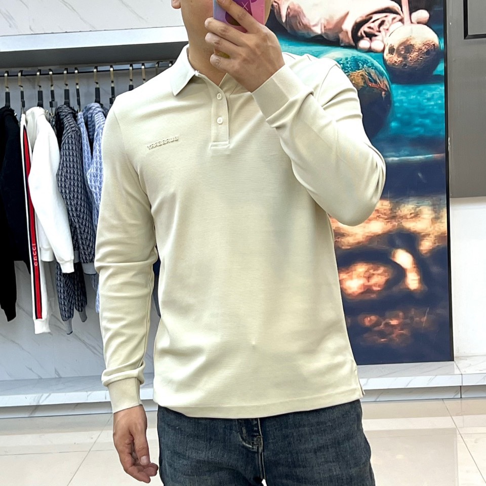 BUR巴宝莉、 2025秋冬新品长袖Polo衫，以经典翻领设计诠释现代英伦美学。领口配备三粒珠光白纽扣，