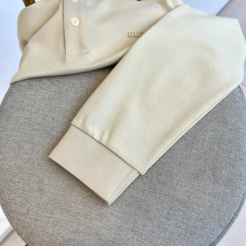 BUR巴宝莉、 2025秋冬新品长袖Polo衫，以经典翻领设计诠释现代英伦美学。领口配备三粒珠光白纽扣，