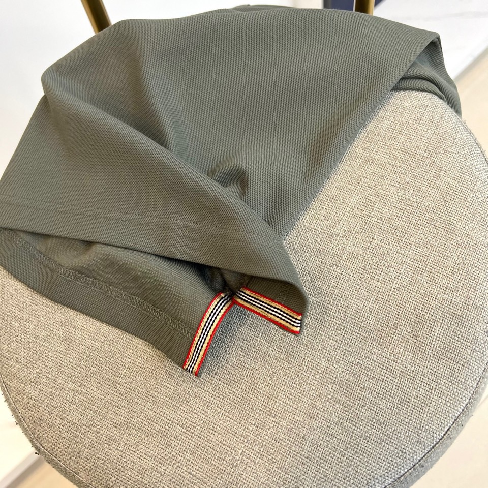 BUR巴宝莉、 2025秋冬新品长袖Polo衫，以经典翻领设计诠释现代英伦美学。领口配备三粒珠光白纽扣，