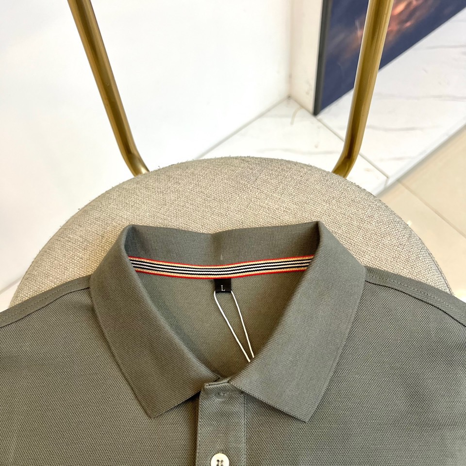 BUR巴宝莉、 2025秋冬新品长袖Polo衫，以经典翻领设计诠释现代英伦美学。领口配备三粒珠光白纽扣，