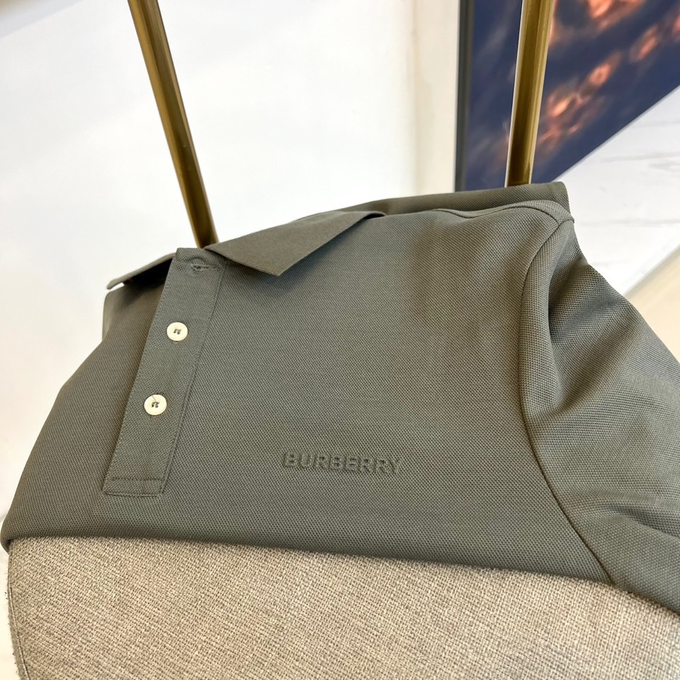 BUR巴宝莉、 2025秋冬新品长袖Polo衫，以经典翻领设计诠释现代英伦美学。领口配备三粒珠光白纽扣，