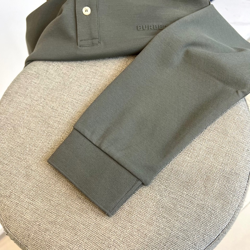 BUR巴宝莉、 2025秋冬新品长袖Polo衫，以经典翻领设计诠释现代英伦美学。领口配备三粒珠光白纽扣，