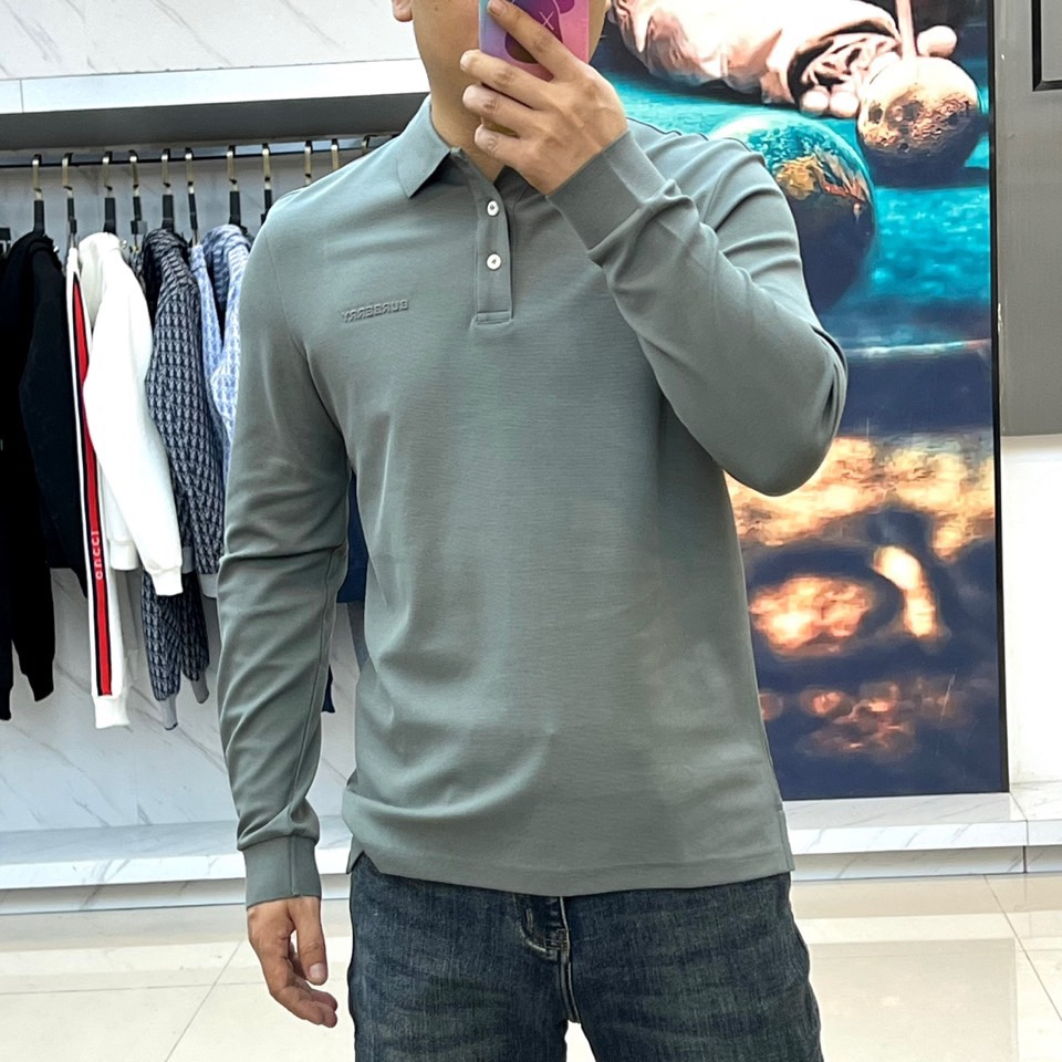 BUR巴宝莉、 2025秋冬新品长袖Polo衫，以经典翻领设计诠释现代英伦美学。领口配备三粒珠光白纽扣，