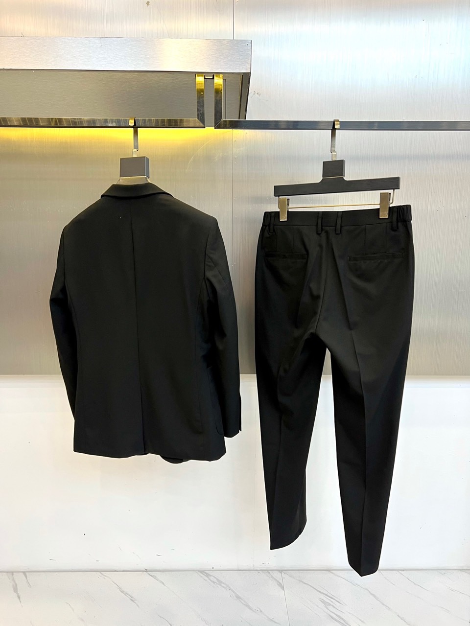 Dio迪奥、2025秋冬新品西装套装，以经典单排扣设计诠释现代法式优雅。西装外套采用立体剪裁与流畅线条，