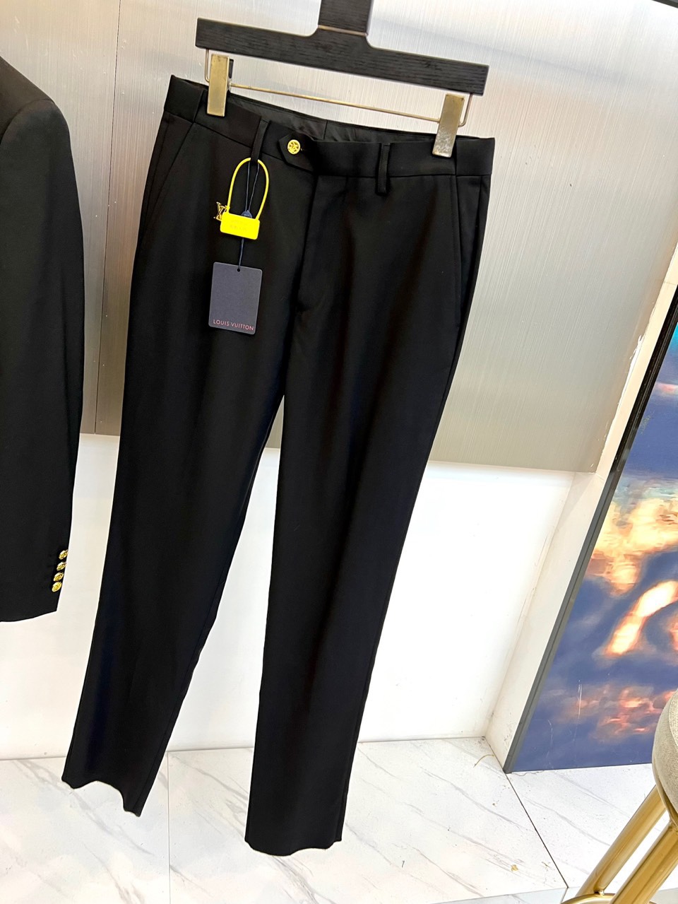 1v、2025秋冬新品黑色西装套装，以经典单排扣设计重塑现代权力着装美学。西装外套采用立体剪裁与流畅线条
