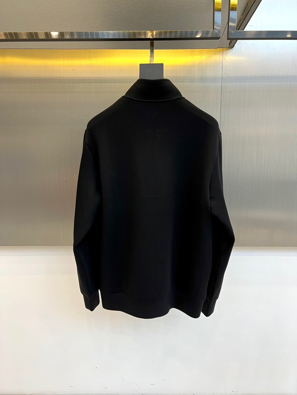 Kiton-2025秋冬新品半高领上衣，以创新拼接设计诠释意式优雅美学。采用半高领设计搭配金属拉链开合，