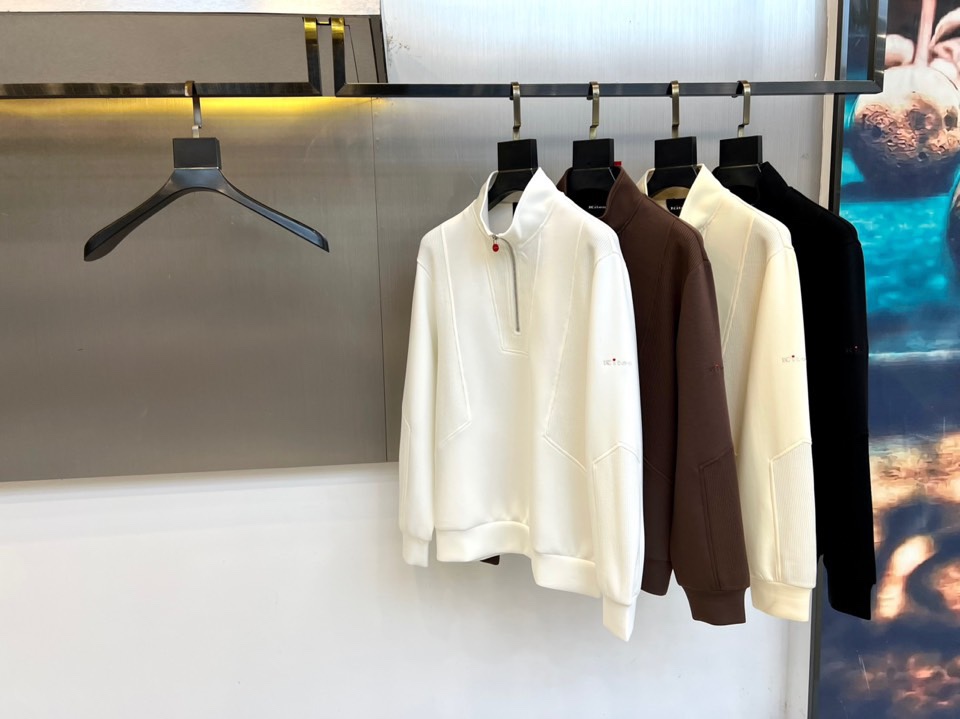 Kiton-2025秋冬新品半高领上衣，以创新拼接设计诠释意式优雅美学。采用半高领设计搭配金属拉链开合，