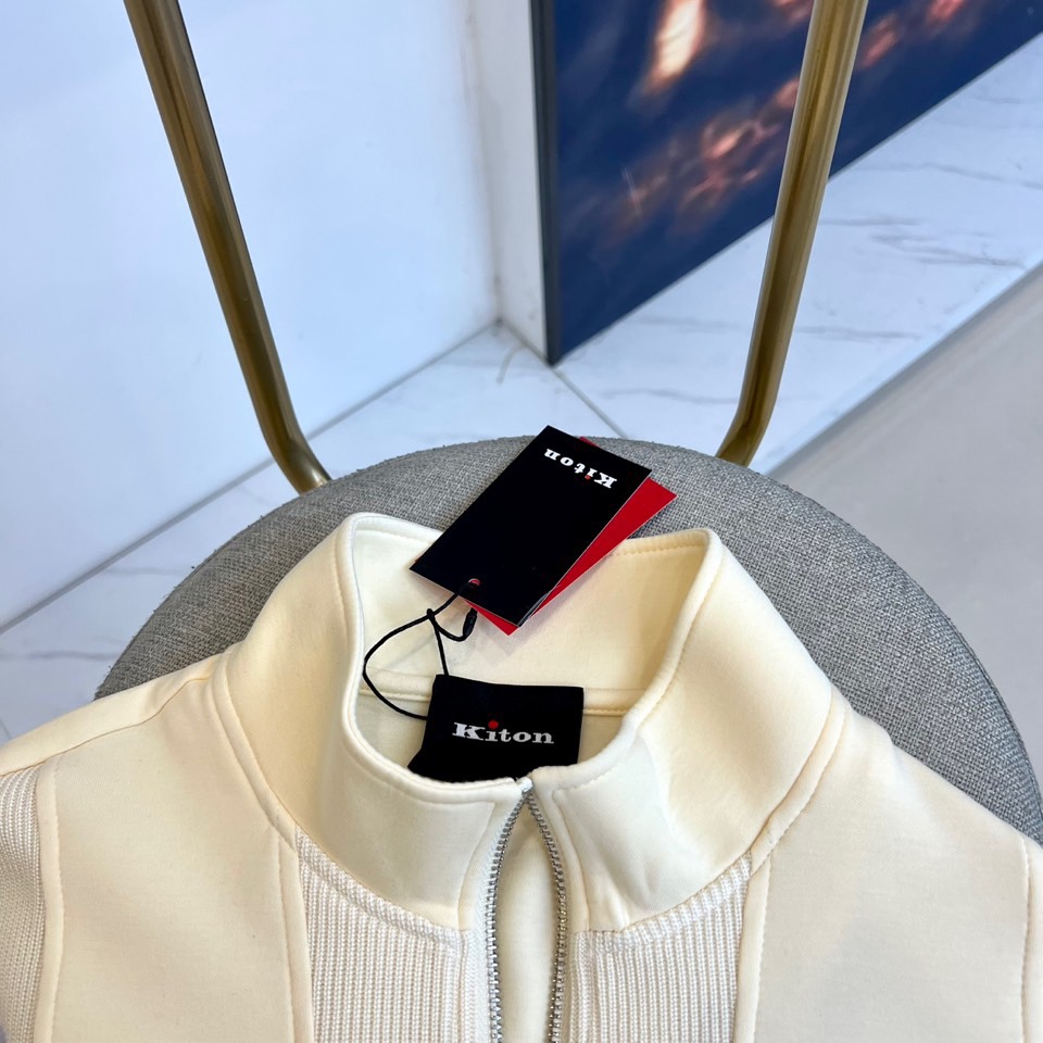 Kiton-2025秋冬新品半高领上衣，以创新拼接设计诠释意式优雅美学。采用半高领设计搭配金属拉链开合，