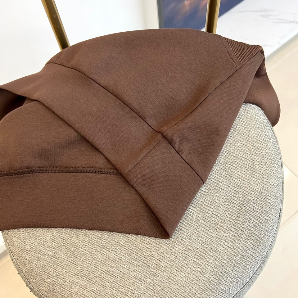 Kiton-2025秋冬新品半高领上衣，以创新拼接设计诠释意式优雅美学。采用半高领设计搭配金属拉链开合，