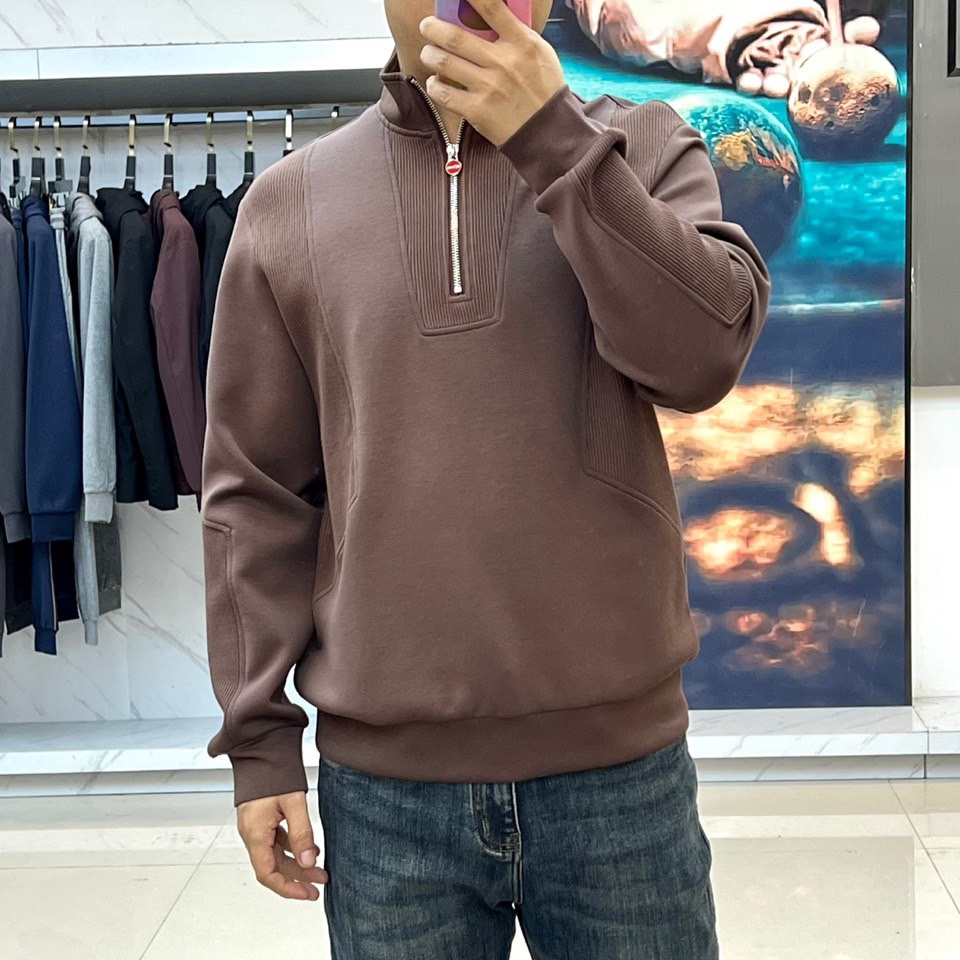 Kiton-2025秋冬新品半高领上衣，以创新拼接设计诠释意式优雅美学。采用半高领设计搭配金属拉链开合，