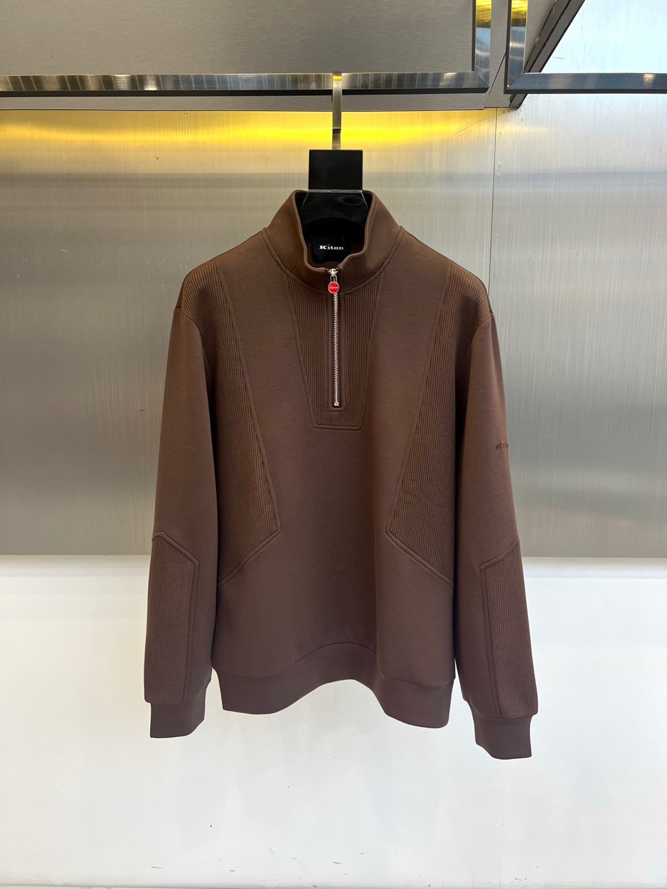 Kiton-2025秋冬新品半高领上衣，以创新拼接设计诠释意式优雅美学。采用半高领设计搭配金属拉链开合，