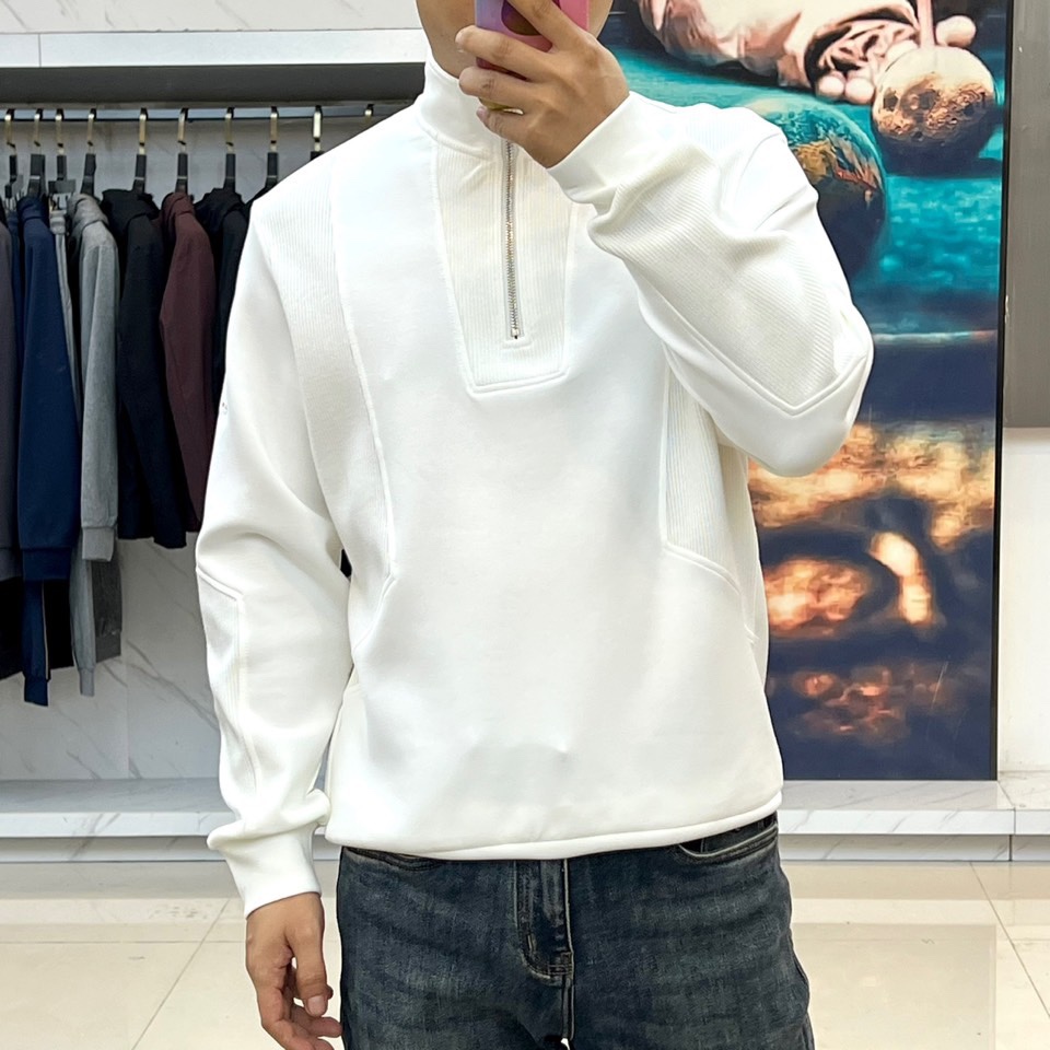 Kiton-2025秋冬新品半高领上衣，以创新拼接设计诠释意式优雅美学。采用半高领设计搭配金属拉链开合，