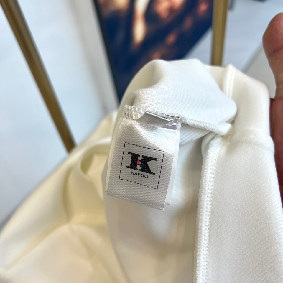 Kiton-2025秋冬新品半高领上衣，以创新拼接设计诠释意式优雅美学。采用半高领设计搭配金属拉链开合，