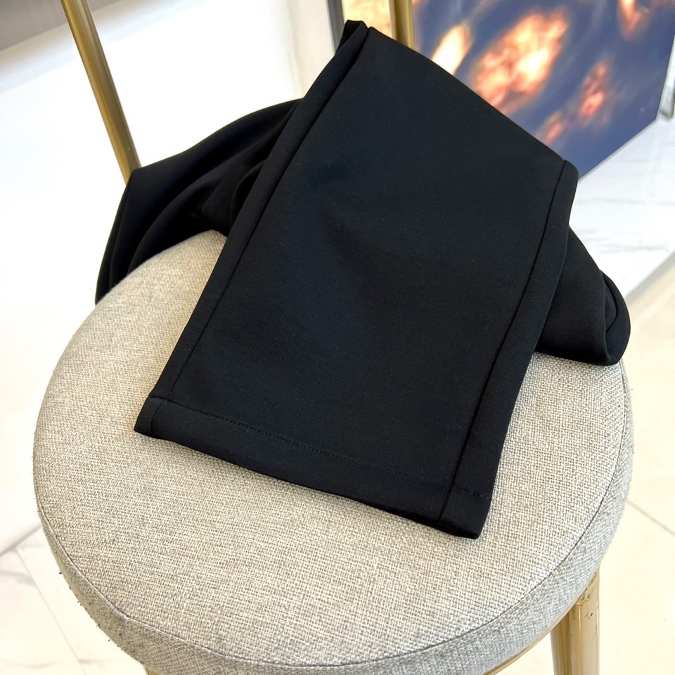 Miu Miu 2025秋冬新品米白色休闲裤，以纯净色调演绎现代少女式叛逆。腰头处饰有酒红色镶边撞色设计