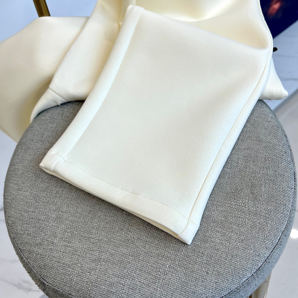 Miu Miu 2025秋冬新品米白色休闲裤，以纯净色调演绎现代少女式叛逆。腰头处饰有酒红色镶边撞色设计