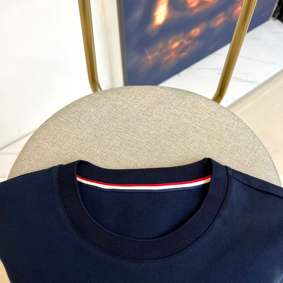 Thom browne 汤姆布朗、【高品质】25s秋冬男士 帽衫运动衫。▸ 经典红白黑条纹：左胸口袋边缘