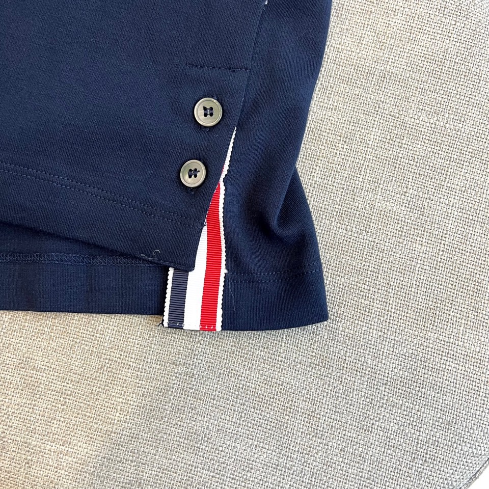 Thom browne 汤姆布朗、【高品质】25s秋冬男士 帽衫运动衫。▸ 经典红白黑条纹：左胸口袋边缘