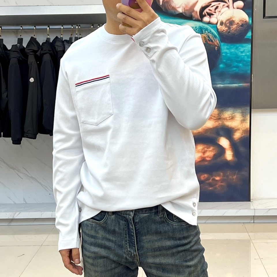 Thom browne 汤姆布朗、【高品质】25s秋冬男士 帽衫运动衫。▸ 经典红白黑条纹：左胸口袋边缘