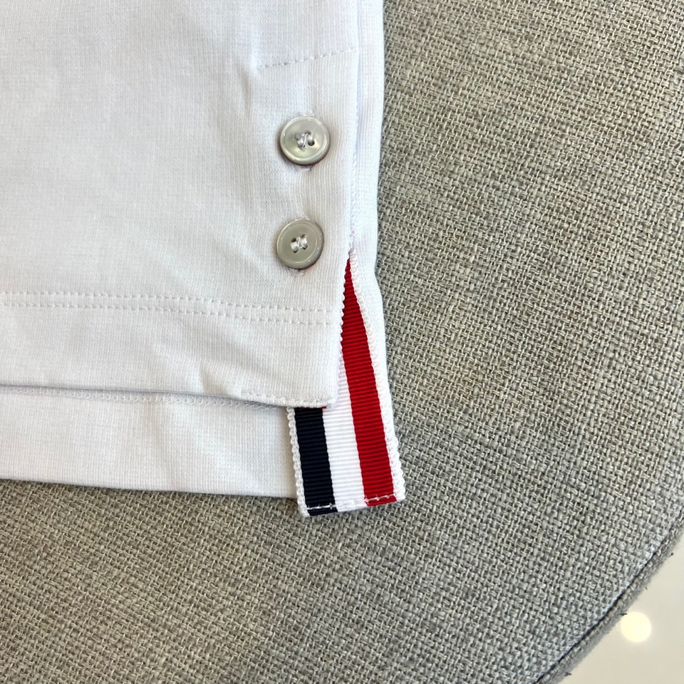 Thom browne 汤姆布朗、【高品质】25s秋冬男士 帽衫运动衫。▸ 经典红白黑条纹：左胸口袋边缘