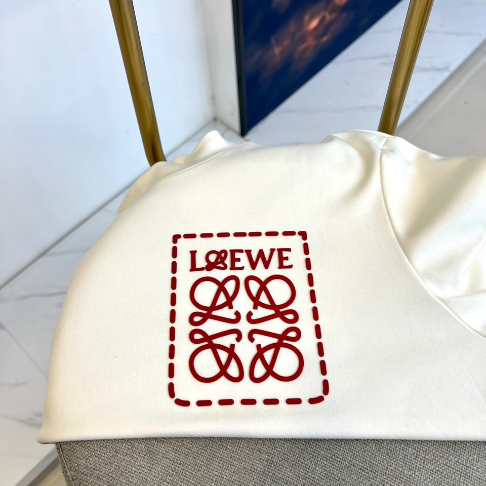 Lowe罗意威、25s秋冬最新款圆领打底套头卫衣打底，面料采用双面高支兰精莫代尔空气层，入手便知非常柔软