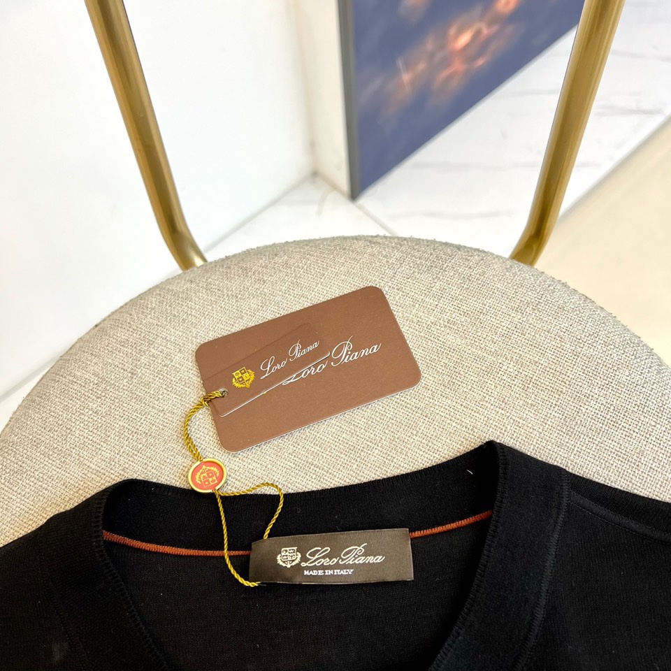 Loro Piana、2025秋冬新品圆领卫衣，以极致简约设计诠释低调奢华美学。精选顶级棉质混纺面料，表