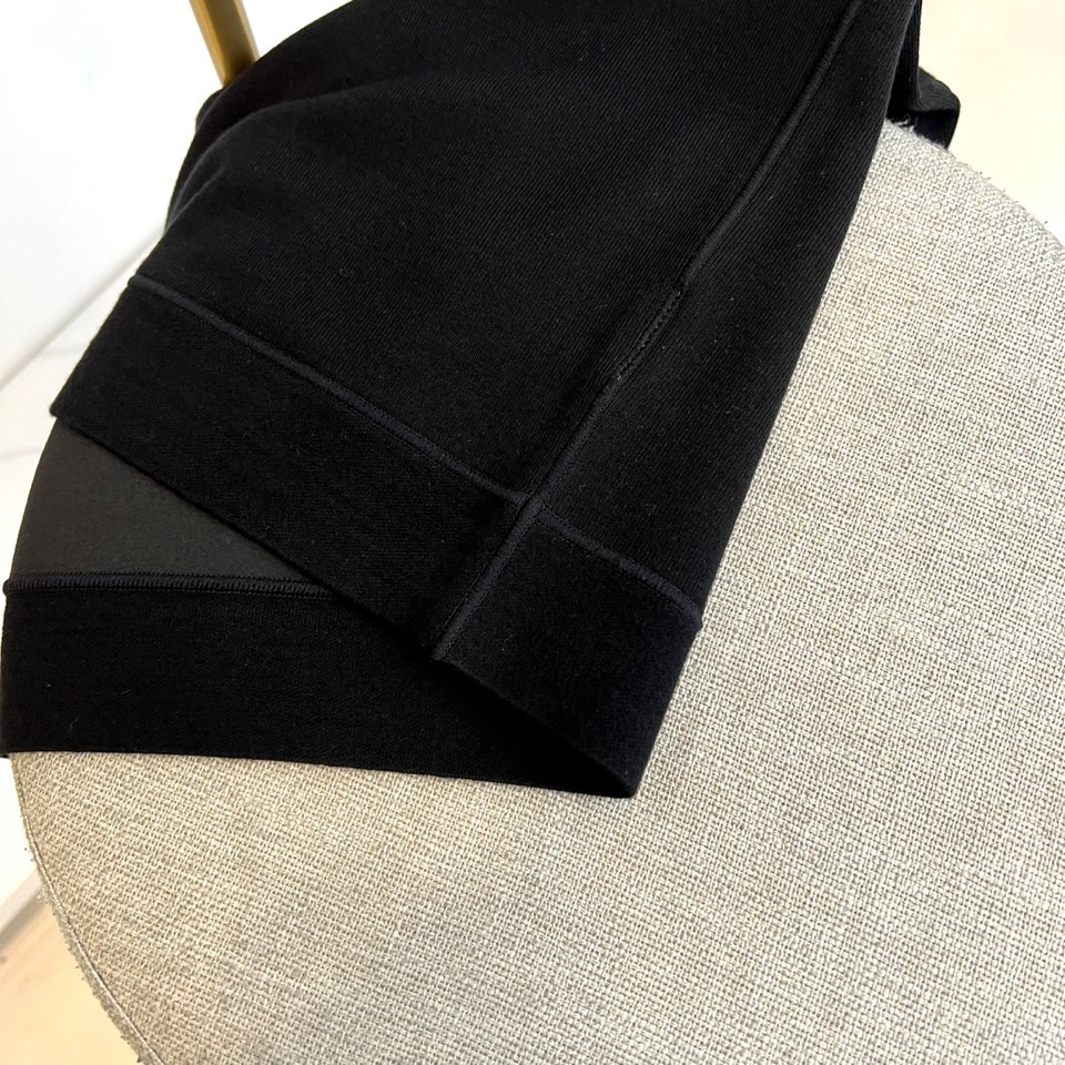 Loro Piana、2025秋冬新品圆领卫衣，以极致简约设计诠释低调奢华美学。精选顶级棉质混纺面料，表