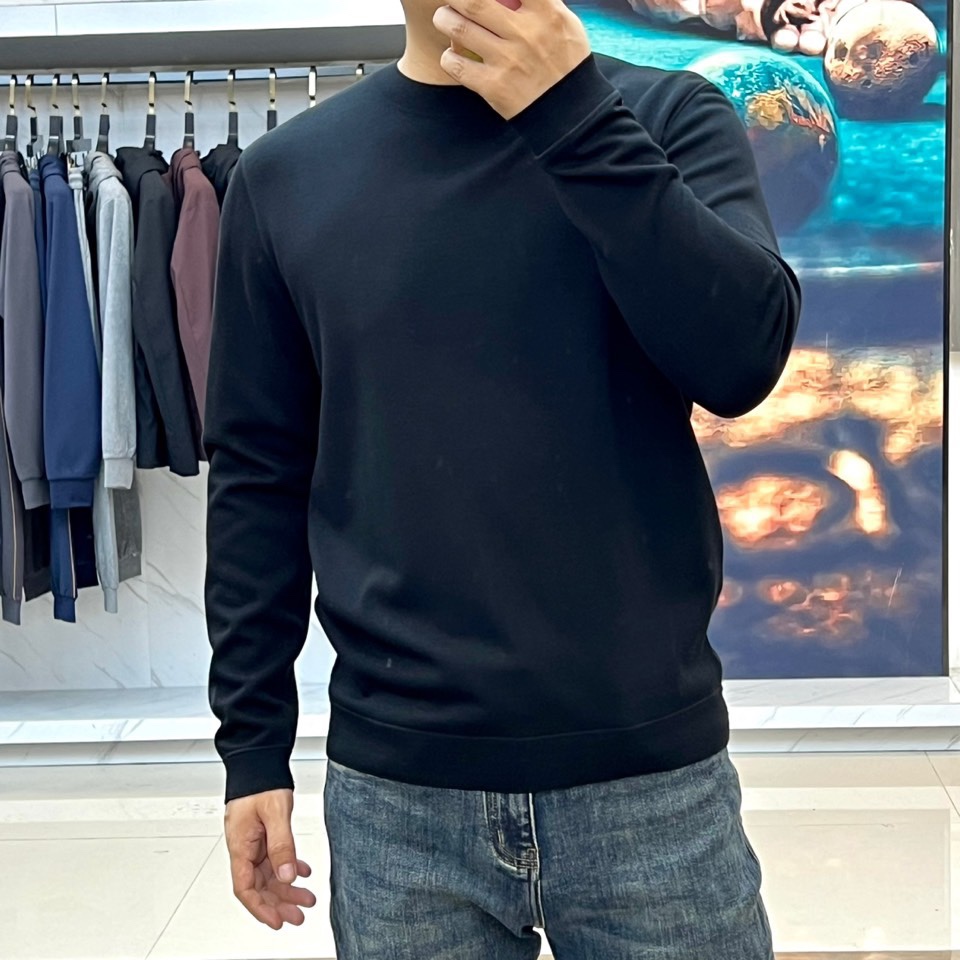 Loro Piana、2025秋冬新品圆领卫衣，以极致简约设计诠释低调奢华美学。精选顶级棉质混纺面料，表