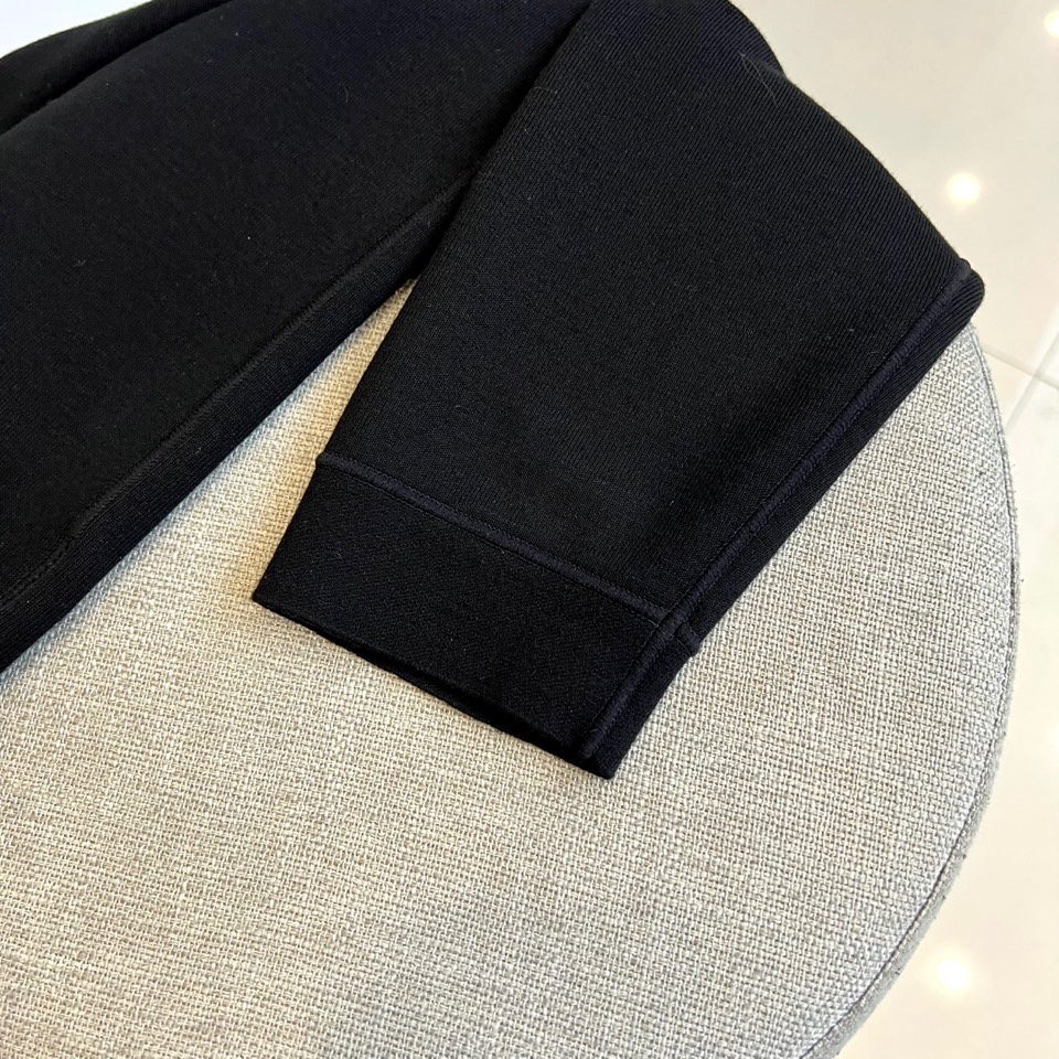 Loro Piana、2025秋冬新品圆领卫衣，以极致简约设计诠释低调奢华美学。精选顶级棉质混纺面料，表