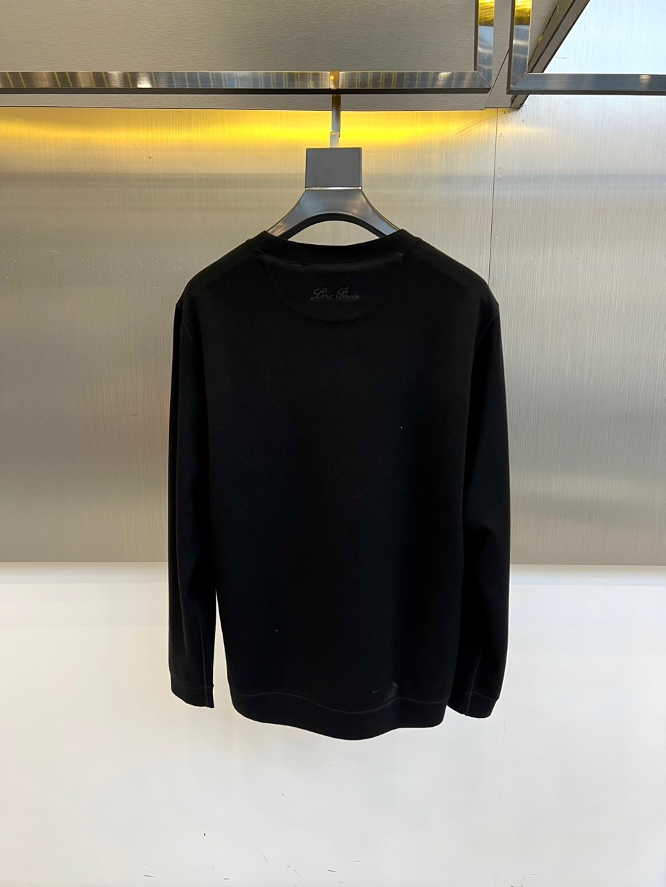Loro Piana、2025秋冬新品圆领卫衣，以极致简约设计诠释低调奢华美学。精选顶级棉质混纺面料，表