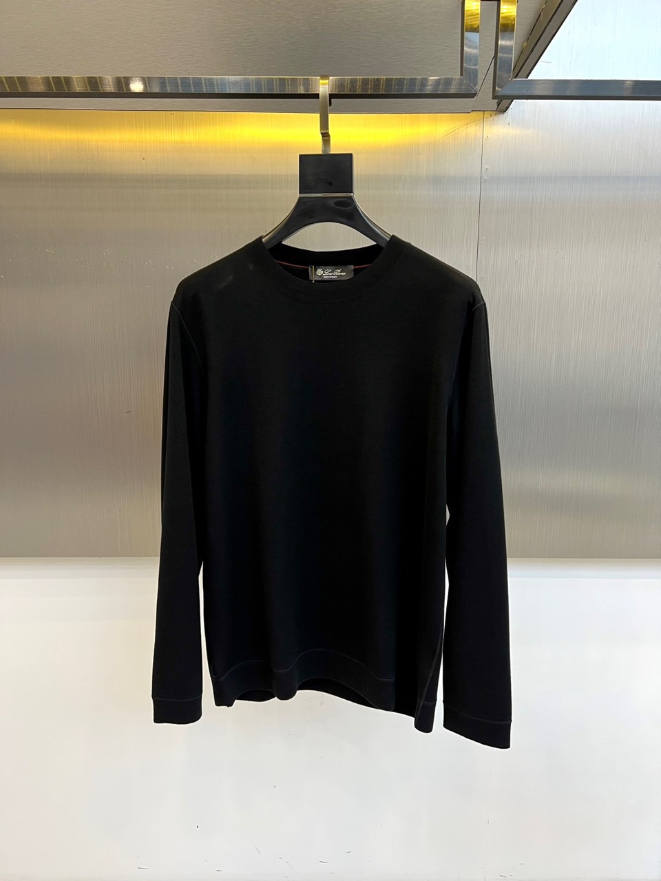 Loro Piana、2025秋冬新品圆领卫衣，以极致简约设计诠释低调奢华美学。精选顶级棉质混纺面料，表