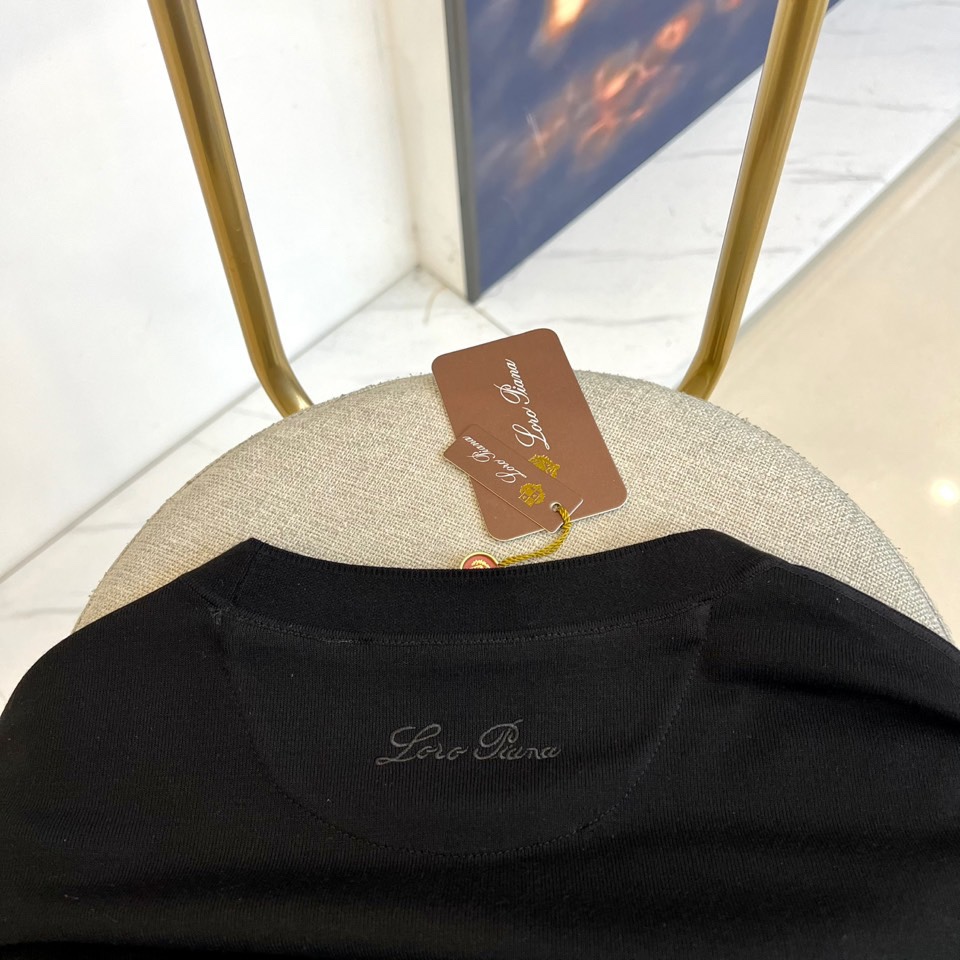 Loro Piana、2025秋冬新品圆领卫衣，以极致简约设计诠释低调奢华美学。精选顶级棉质混纺面料，表