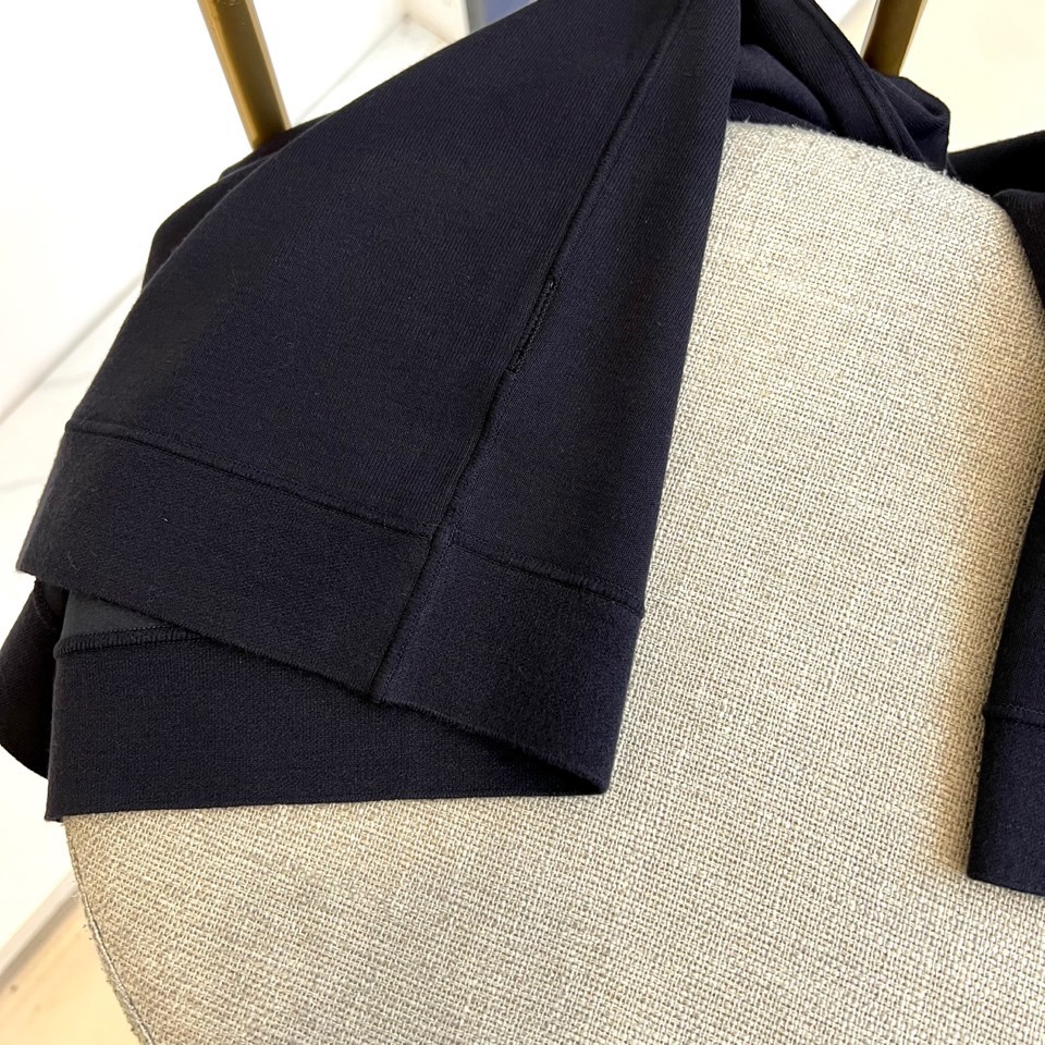 Loro Piana、2025秋冬新品圆领卫衣，以极致简约设计诠释低调奢华美学。精选顶级棉质混纺面料，表