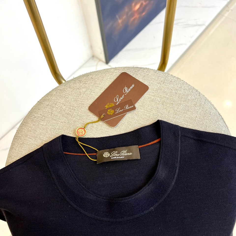 Loro Piana、2025秋冬新品圆领卫衣，以极致简约设计诠释低调奢华美学。精选顶级棉质混纺面料，表