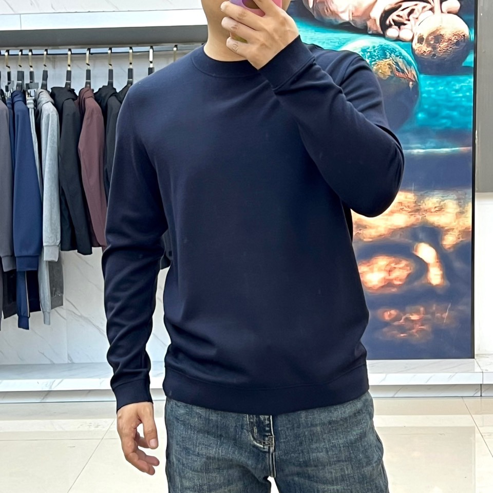 Loro Piana、2025秋冬新品圆领卫衣，以极致简约设计诠释低调奢华美学。精选顶级棉质混纺面料，表