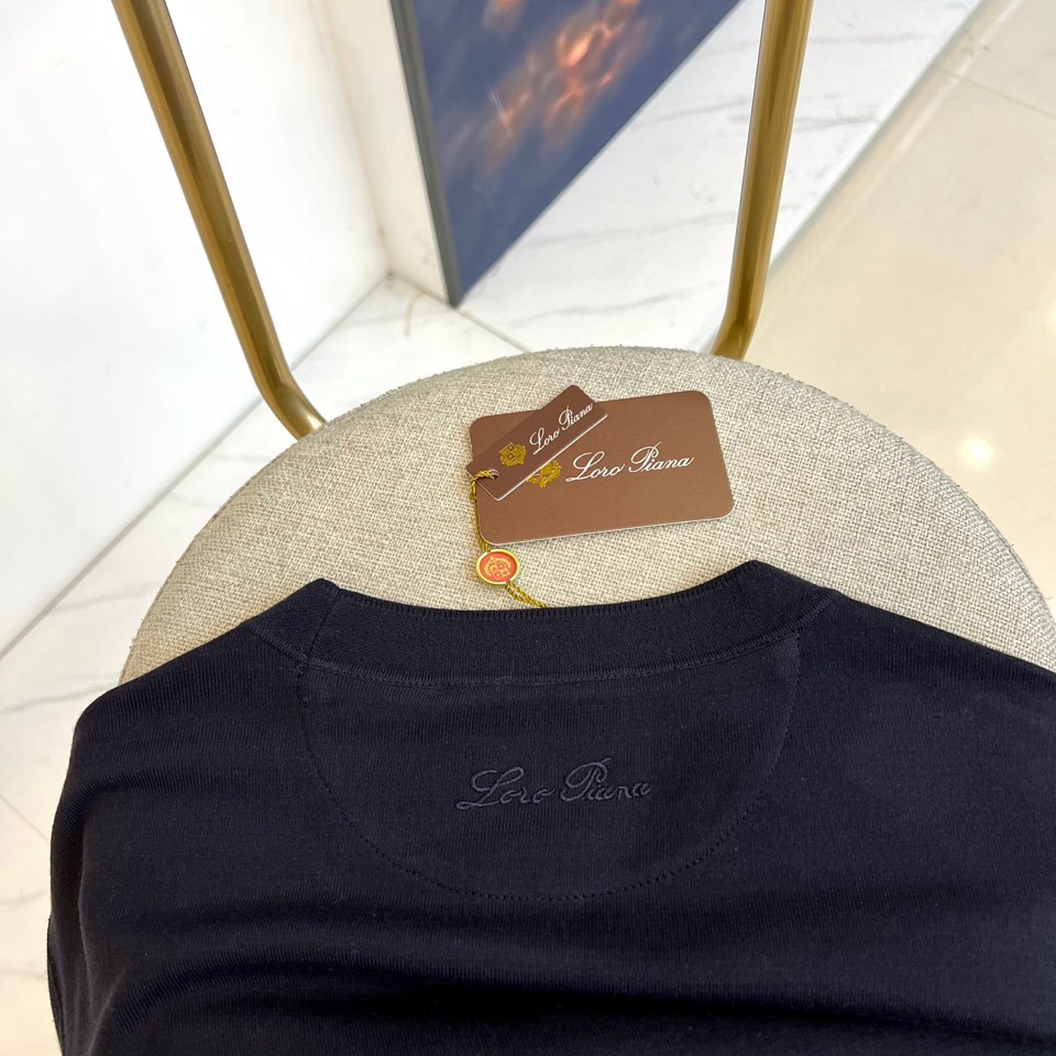 Loro Piana、2025秋冬新品圆领卫衣，以极致简约设计诠释低调奢华美学。精选顶级棉质混纺面料，表
