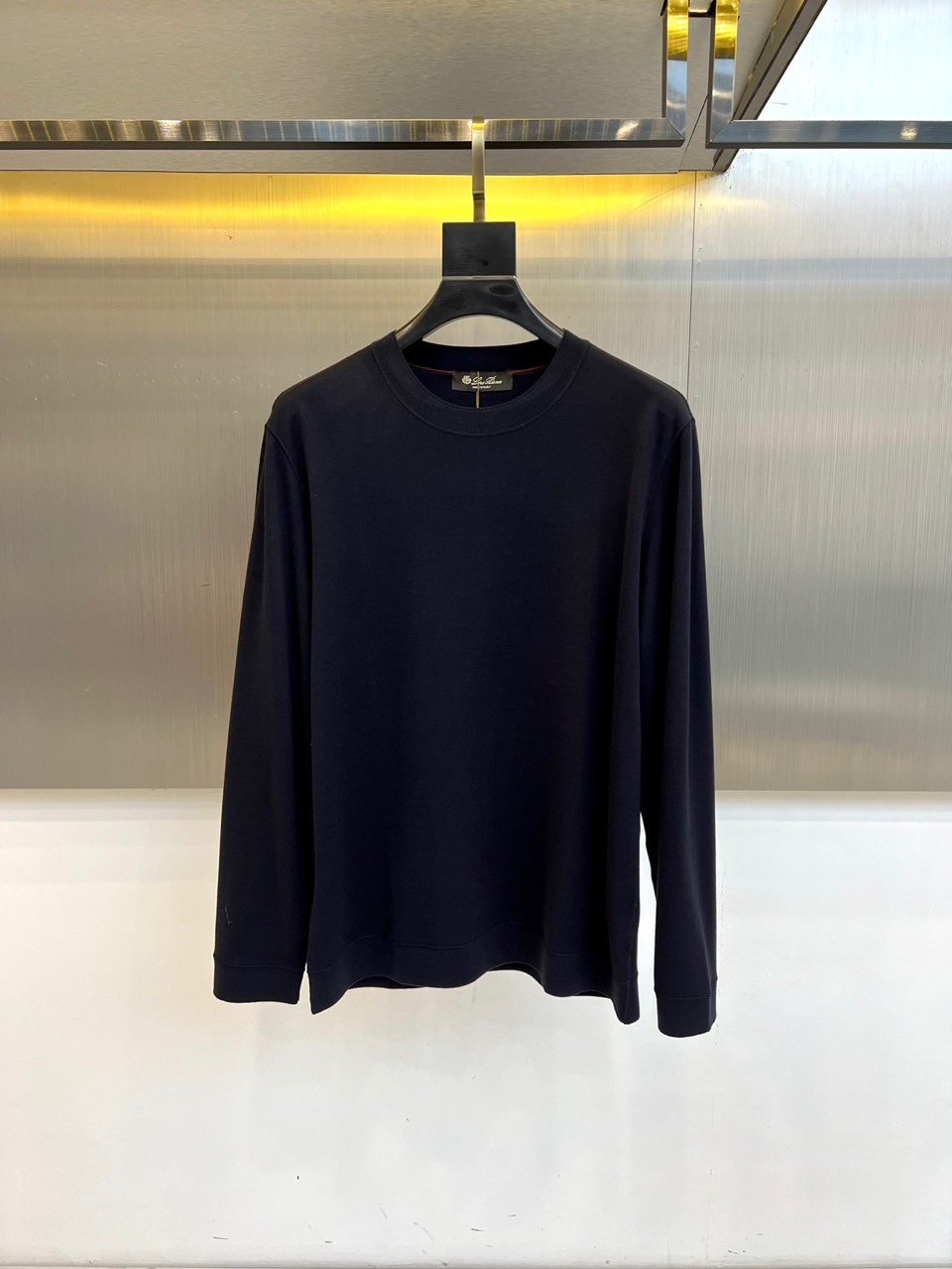 Loro Piana、2025秋冬新品圆领卫衣，以极致简约设计诠释低调奢华美学。精选顶级棉质混纺面料，表