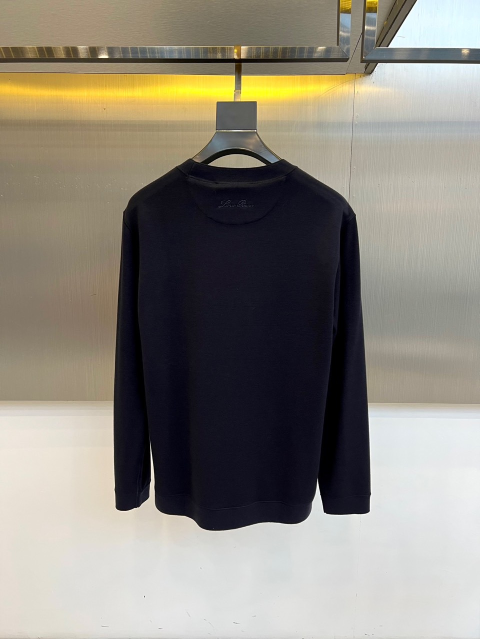 Loro Piana、2025秋冬新品圆领卫衣，以极致简约设计诠释低调奢华美学。精选顶级棉质混纺面料，表