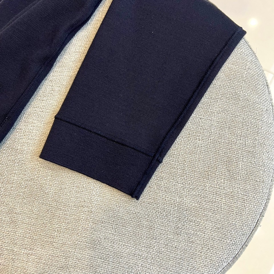 Loro Piana、2025秋冬新品圆领卫衣，以极致简约设计诠释低调奢华美学。精选顶级棉质混纺面料，表