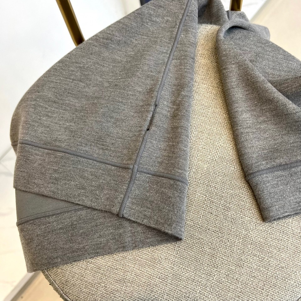 Loro Piana、2025秋冬新品圆领卫衣，以极致简约设计诠释低调奢华美学。精选顶级棉质混纺面料，表