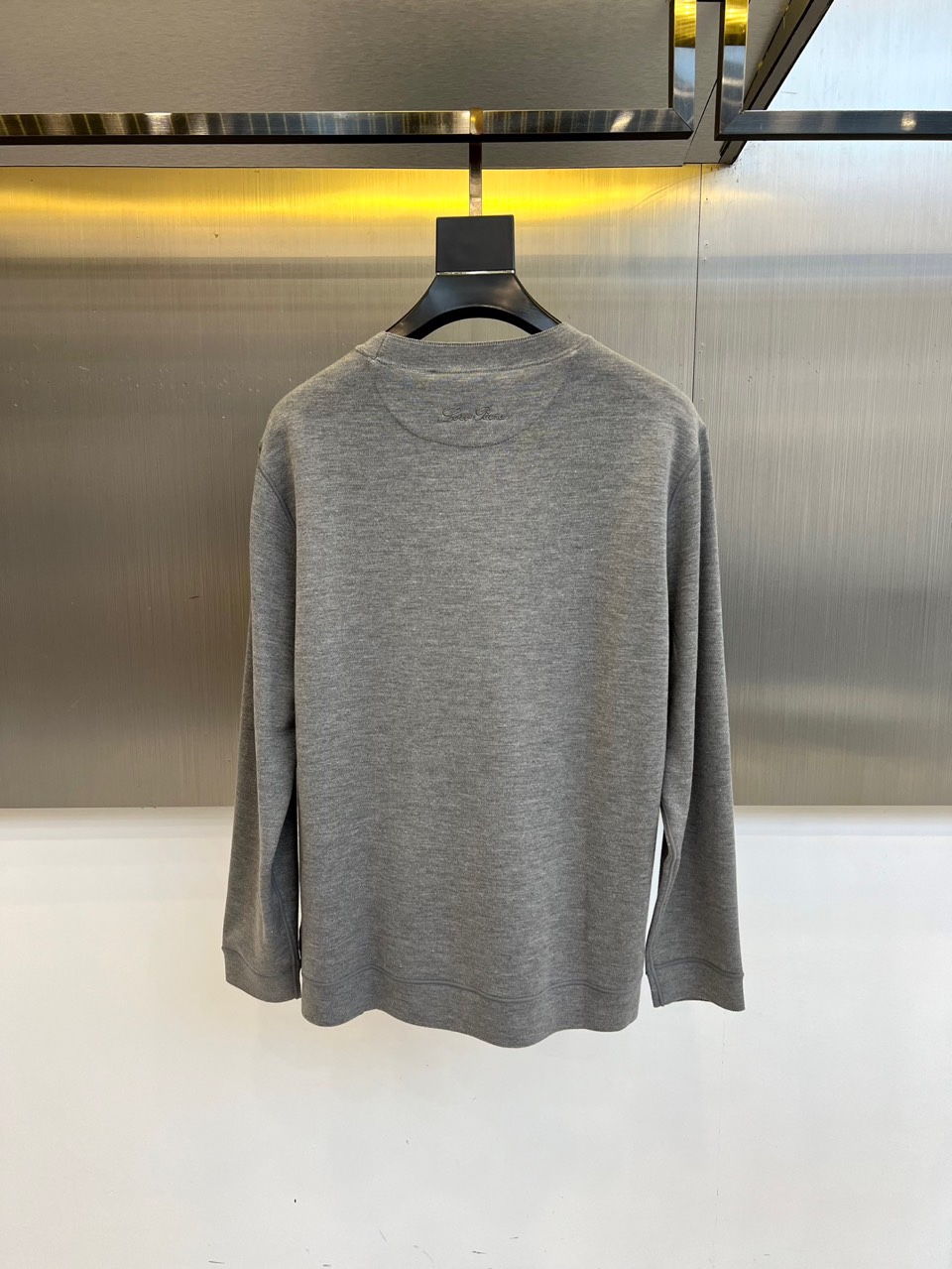 Loro Piana、2025秋冬新品圆领卫衣，以极致简约设计诠释低调奢华美学。精选顶级棉质混纺面料，表
