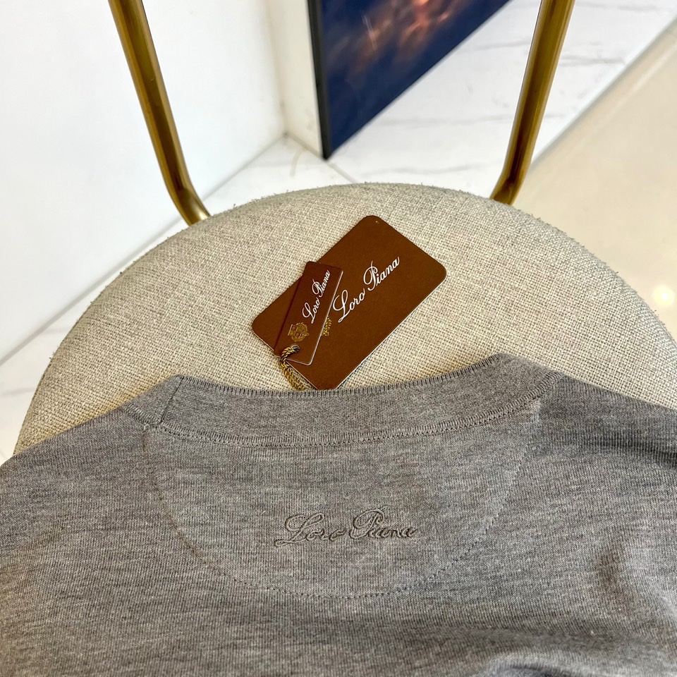 Loro Piana、2025秋冬新品圆领卫衣，以极致简约设计诠释低调奢华美学。精选顶级棉质混纺面料，表
