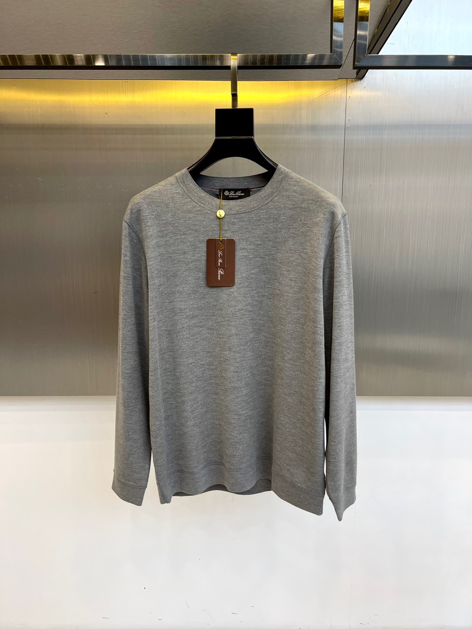 Loro Piana、2025秋冬新品圆领卫衣，以极致简约设计诠释低调奢华美学。精选顶级棉质混纺面料，表
