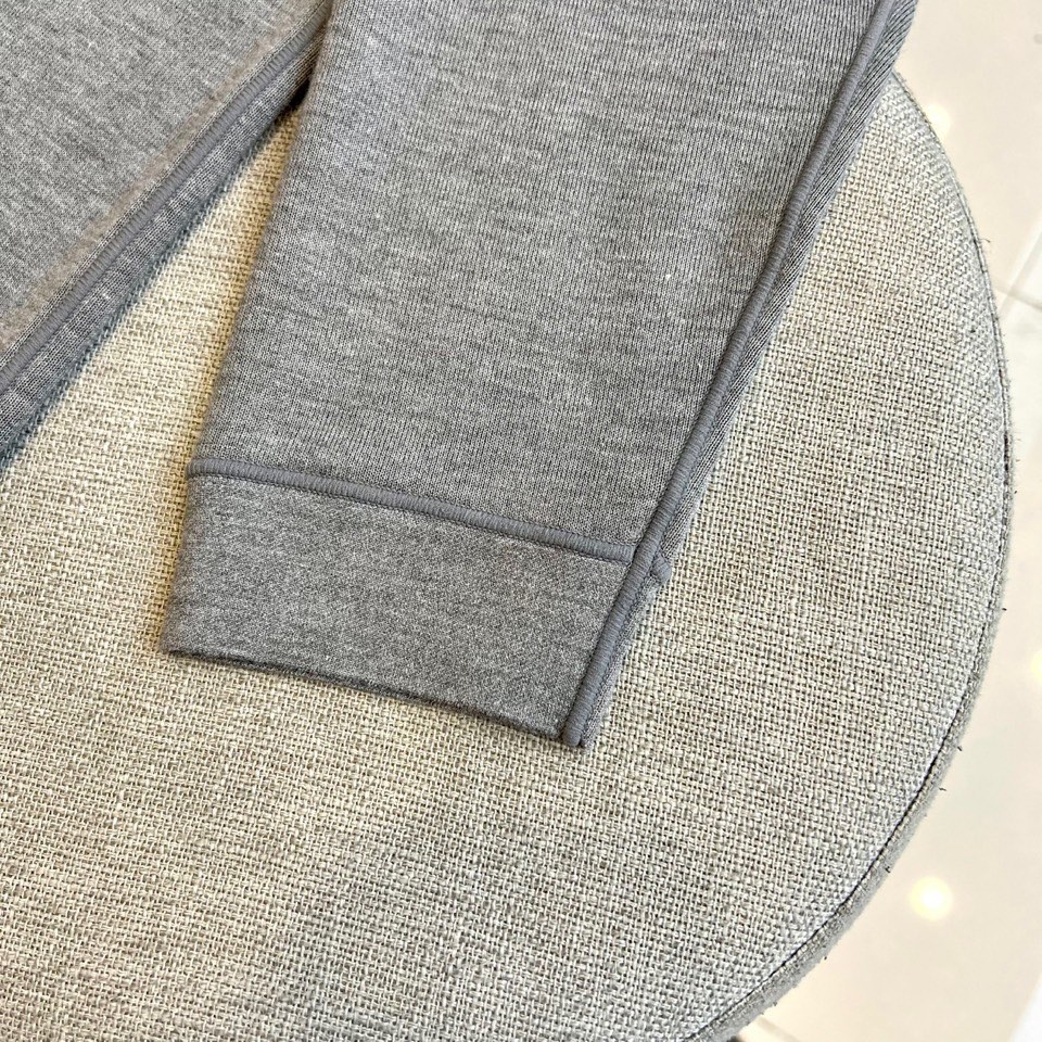 Loro Piana、2025秋冬新品圆领卫衣，以极致简约设计诠释低调奢华美学。精选顶级棉质混纺面料，表