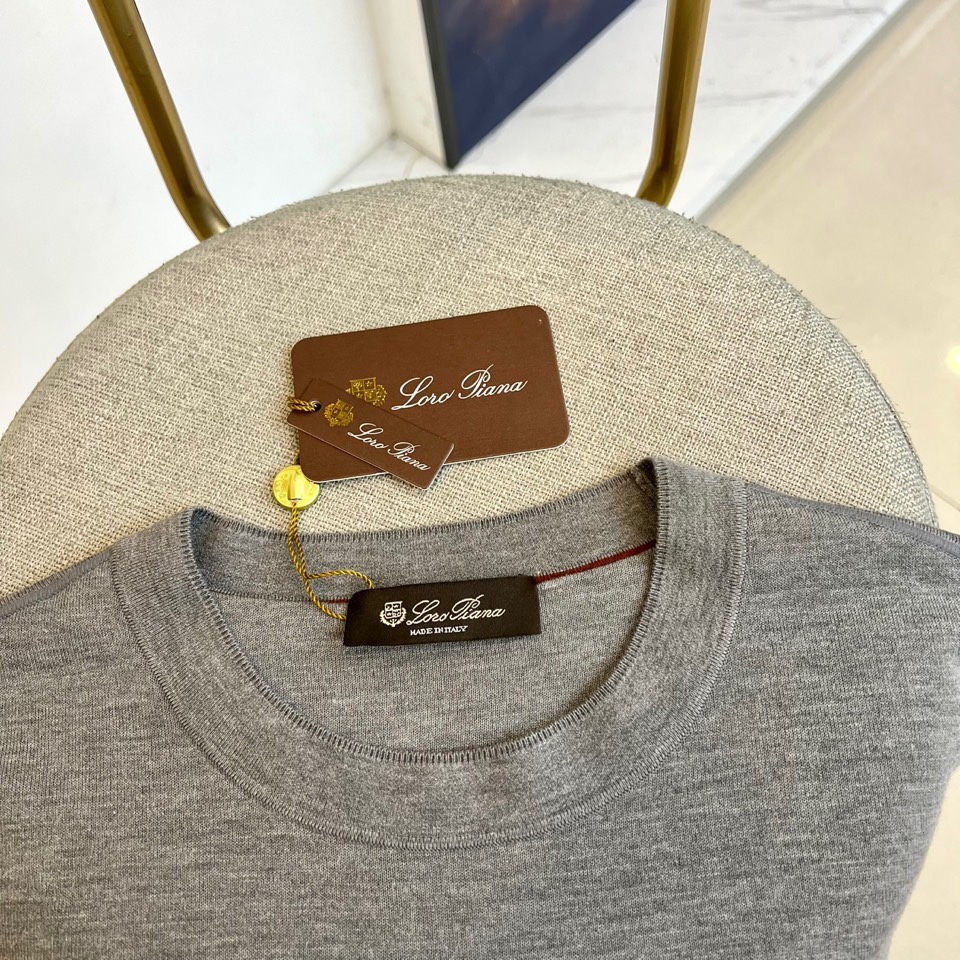 Loro Piana、2025秋冬新品圆领卫衣，以极致简约设计诠释低调奢华美学。精选顶级棉质混纺面料，表