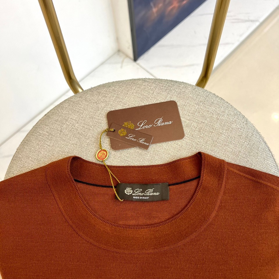 Loro Piana、2025秋冬新品圆领卫衣，以极致简约设计诠释低调奢华美学。精选顶级棉质混纺面料，表