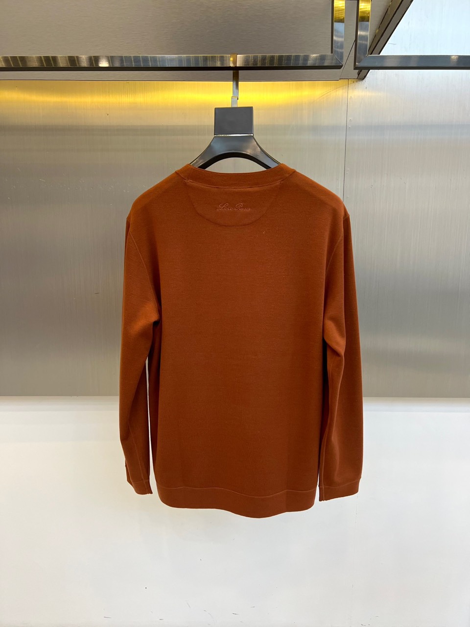 Loro Piana、2025秋冬新品圆领卫衣，以极致简约设计诠释低调奢华美学。精选顶级棉质混纺面料，表