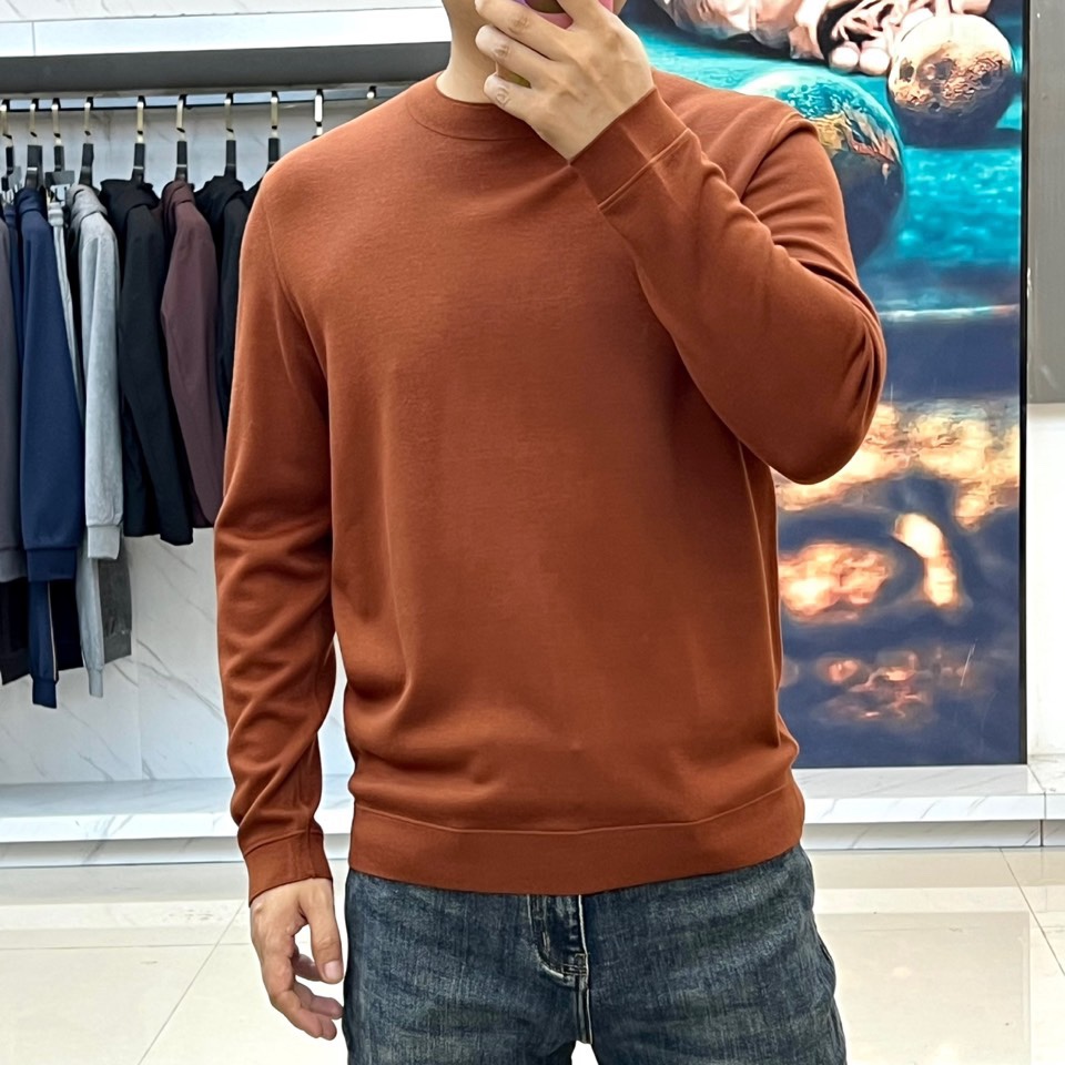 Loro Piana、2025秋冬新品圆领卫衣，以极致简约设计诠释低调奢华美学。精选顶级棉质混纺面料，表